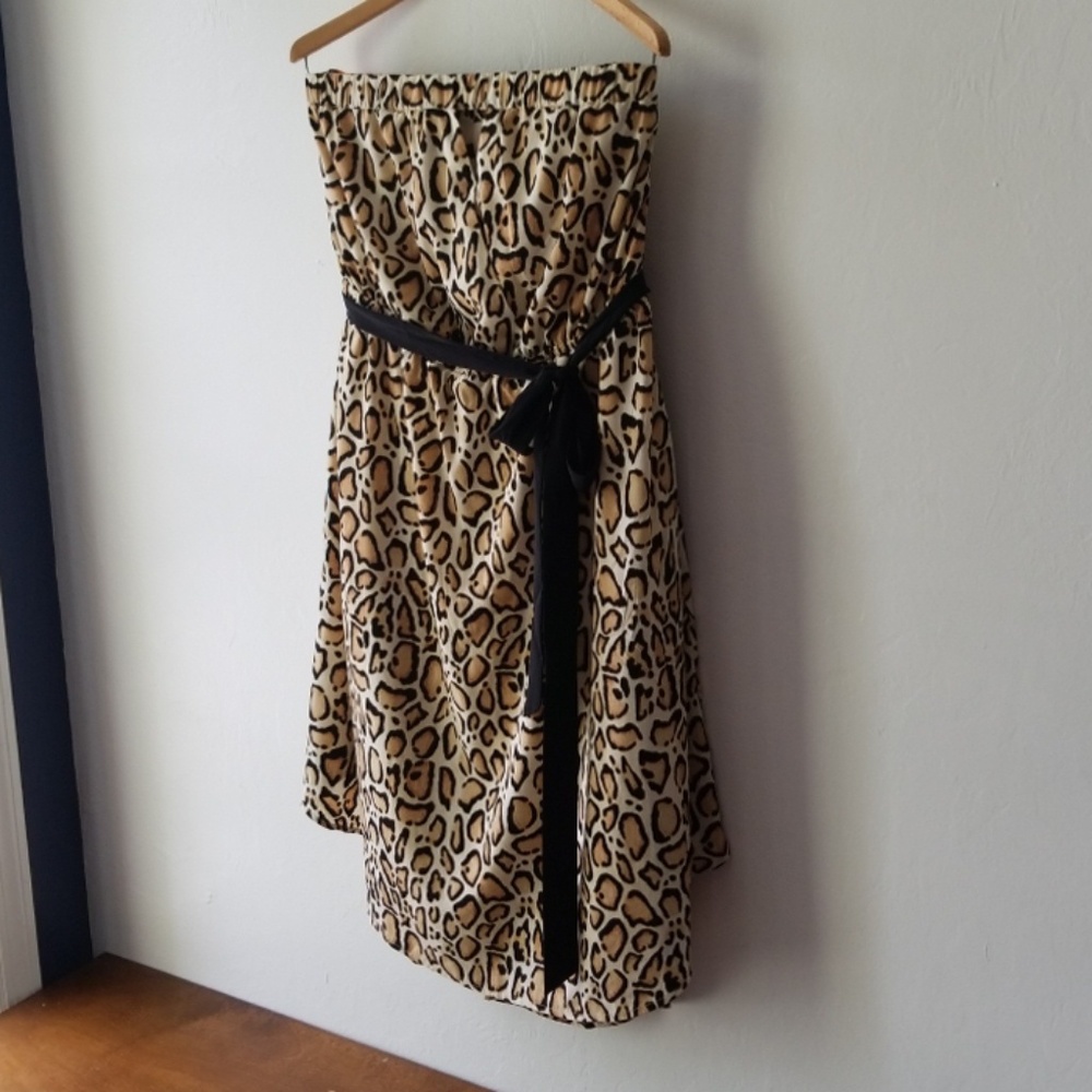 NWOT Belted Leopard Print Strapless Dress